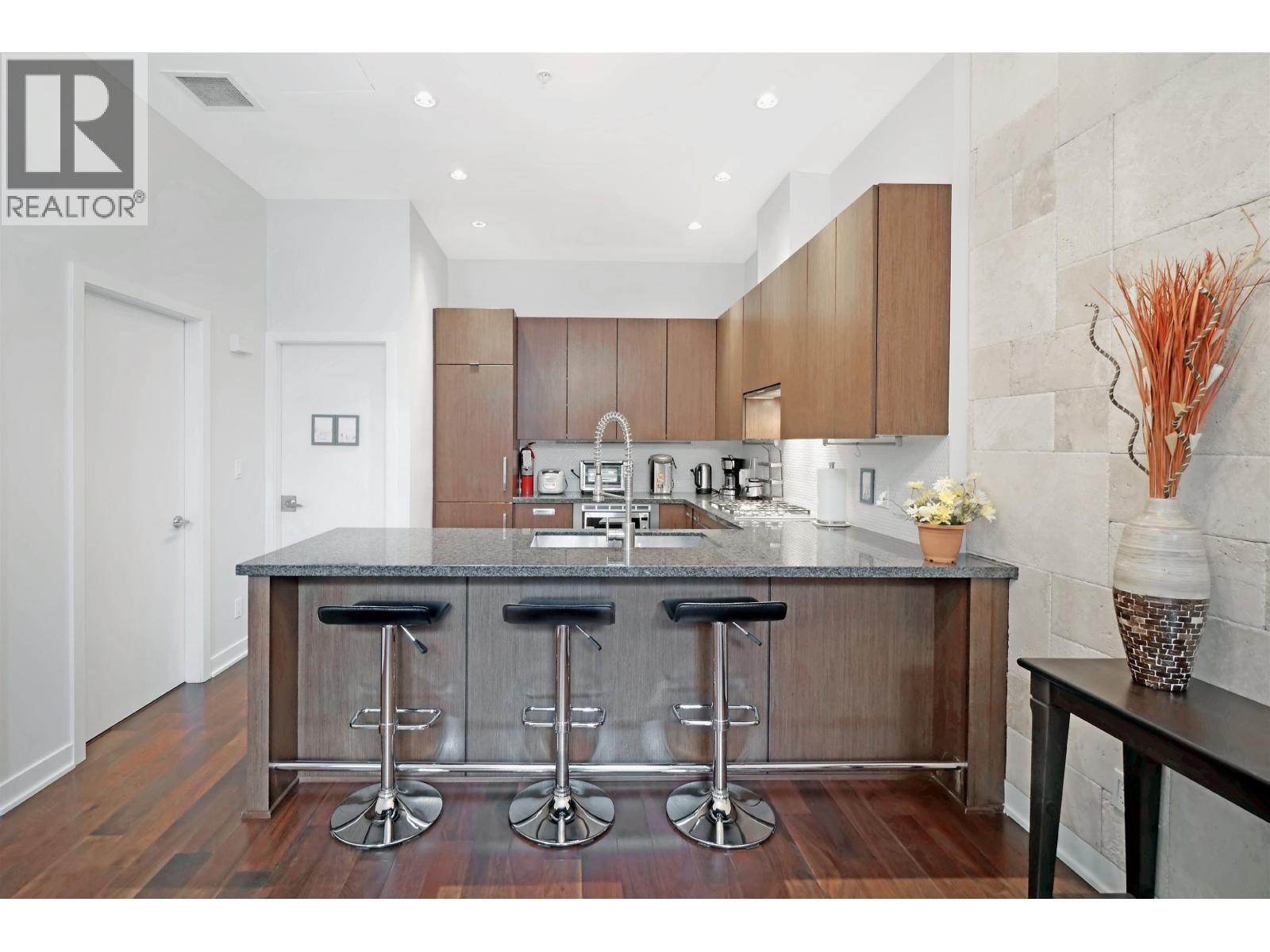 1045 Richards Street, Vancouver, BC - Indoor Photo Showing Kitchen