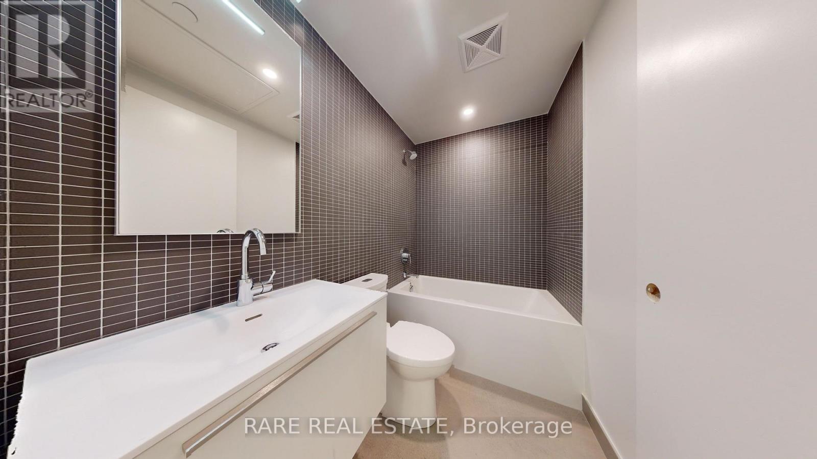 317 - 2720 Dundas Street W, Toronto, ON - Indoor Photo Showing Bathroom