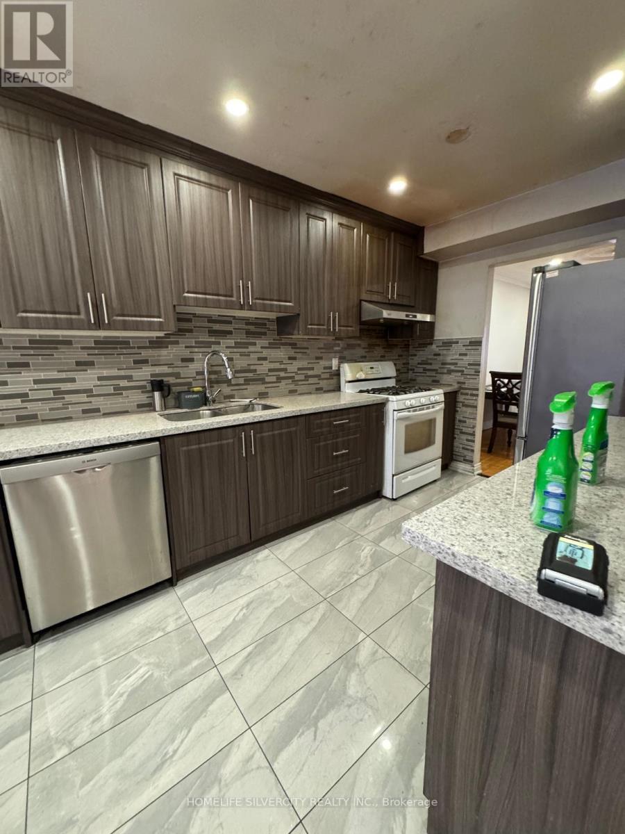 7214 Sigsbee Drive, Mississauga, ON - Indoor Photo Showing Kitchen