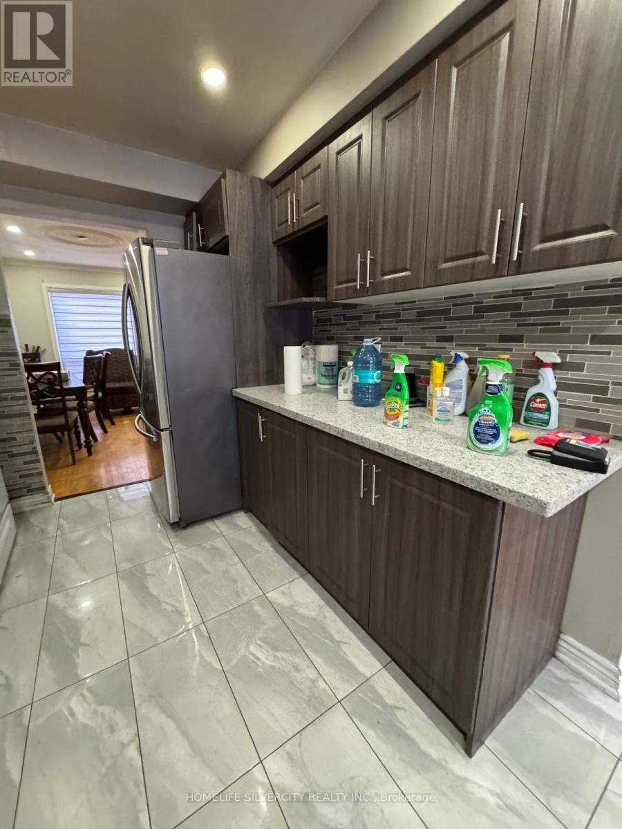 7214 Sigsbee Drive, Mississauga, ON - Indoor Photo Showing Kitchen