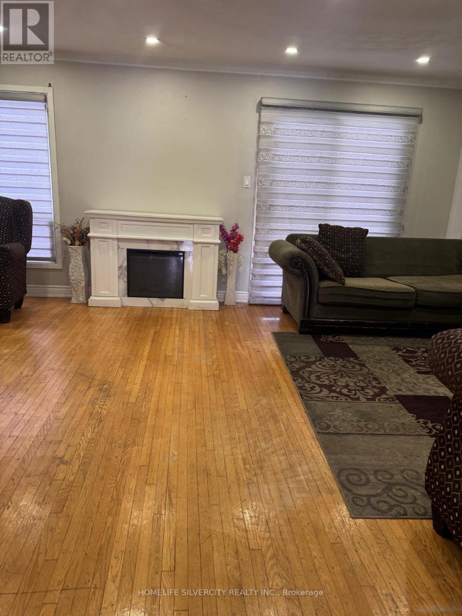7214 Sigsbee Drive, Mississauga, ON - Indoor Photo Showing Living Room