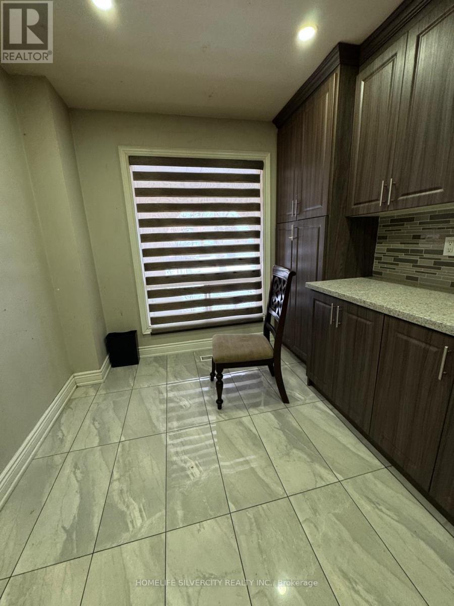 7214 Sigsbee Drive, Mississauga, ON - Indoor Photo Showing Other Room