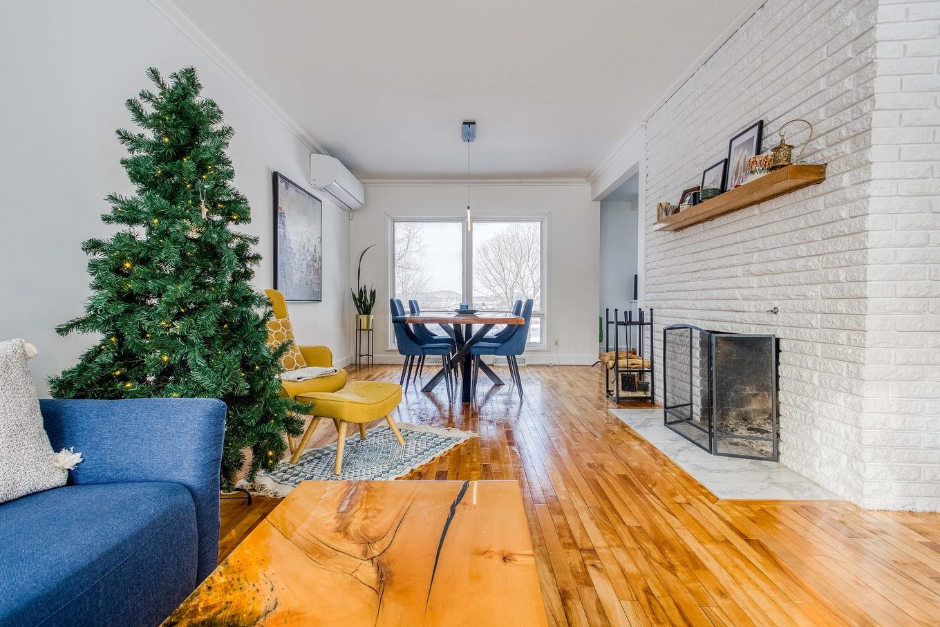 Vue d'ensemble - 114 Rue Du Docteur-Fauteux, Shawinigan, QC - Indoor Photo Showing Living Room With Fireplace