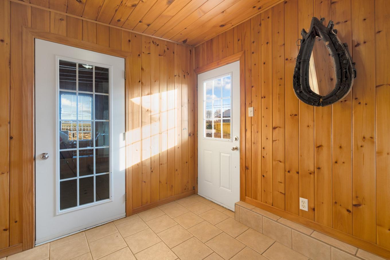 Hall d'entrée/Vestibule - 2100 Ch. Yamaska, Farnham, QC - Indoor Photo Showing Other Room