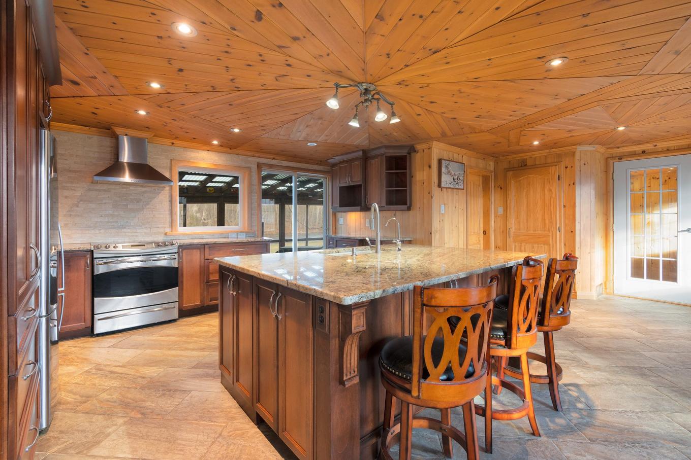 Cuisine - 2100 Ch. Yamaska, Farnham, QC - Indoor Photo Showing Kitchen With Double Sink