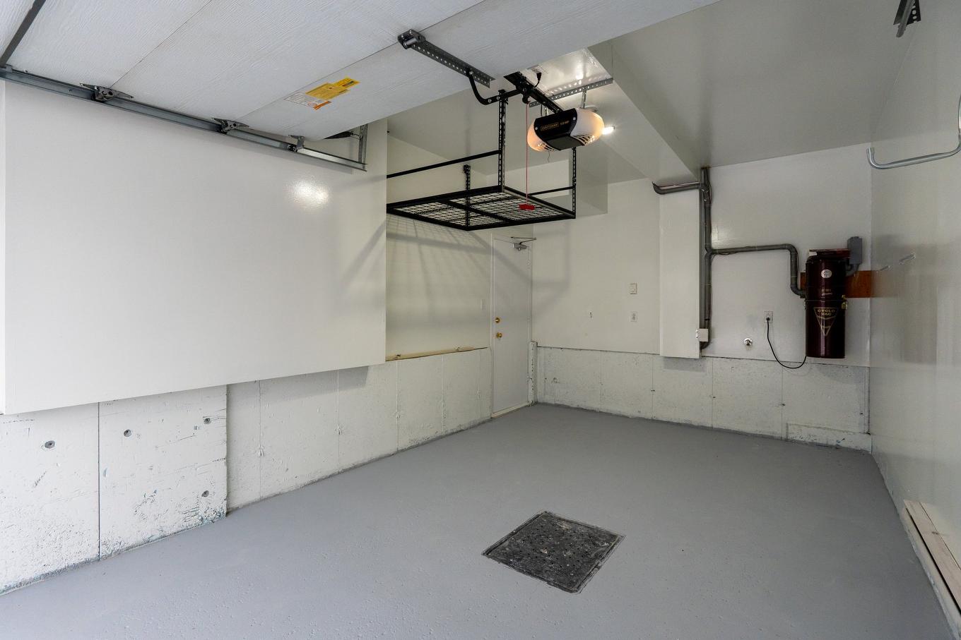 Garage - 6263 Rue Des Mimosas, Longueuil (Saint-Hubert), QC - Indoor Photo Showing Garage