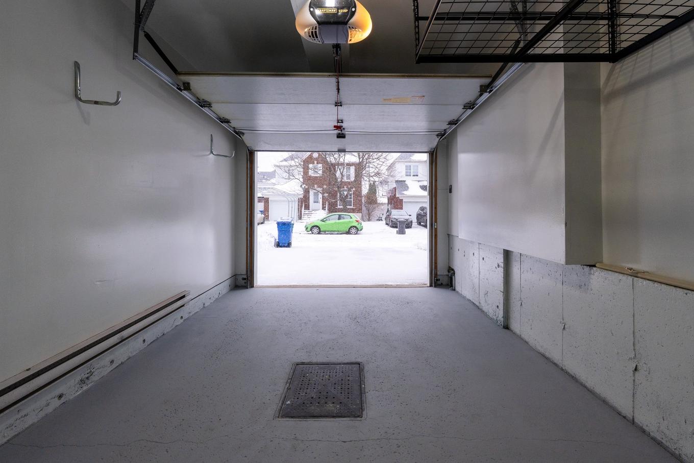 Garage - 6263 Rue Des Mimosas, Longueuil (Saint-Hubert), QC - Indoor Photo Showing Garage