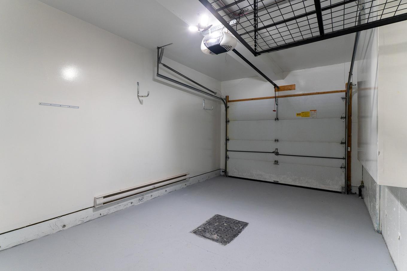 Garage - 6263 Rue Des Mimosas, Longueuil (Saint-Hubert), QC - Indoor Photo Showing Garage