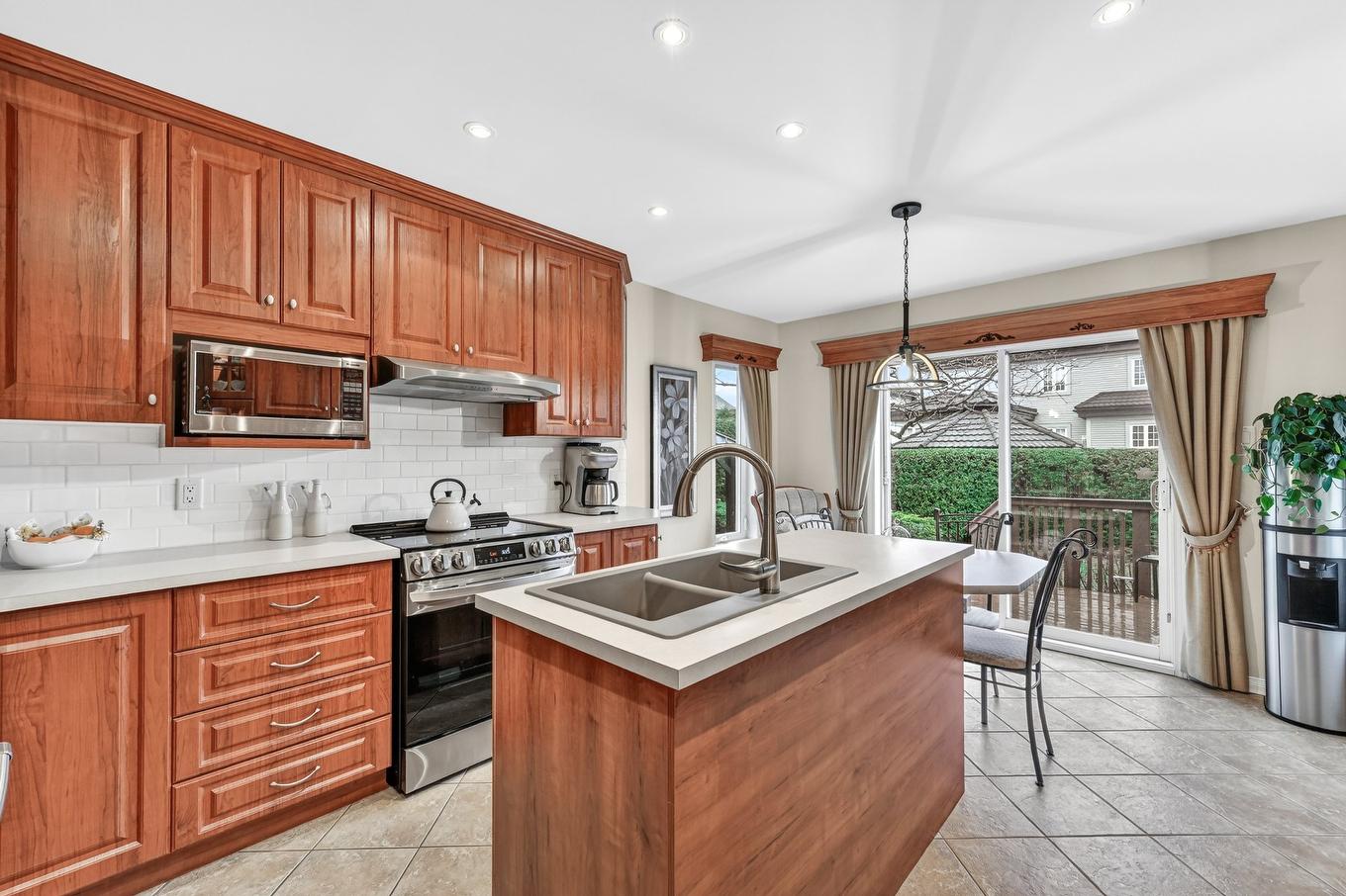 Kitchen - 15 Rue Louis-Fréchette, Saint-Jean-Sur-Richelieu, QC - Indoor Photo Showing Kitchen With Double Sink