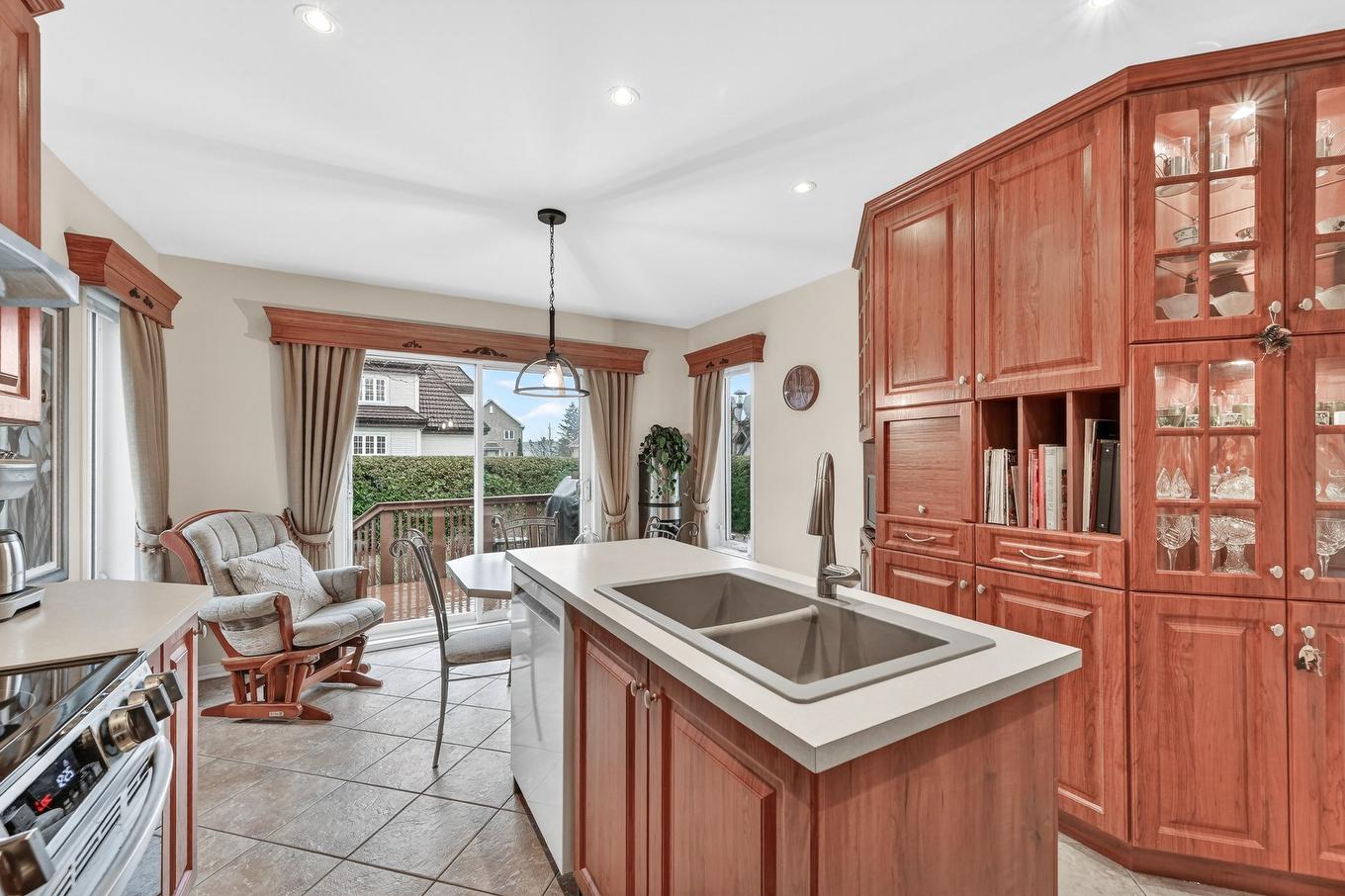 Kitchen - 15 Rue Louis-Fréchette, Saint-Jean-Sur-Richelieu, QC - Indoor Photo Showing Kitchen With Double Sink