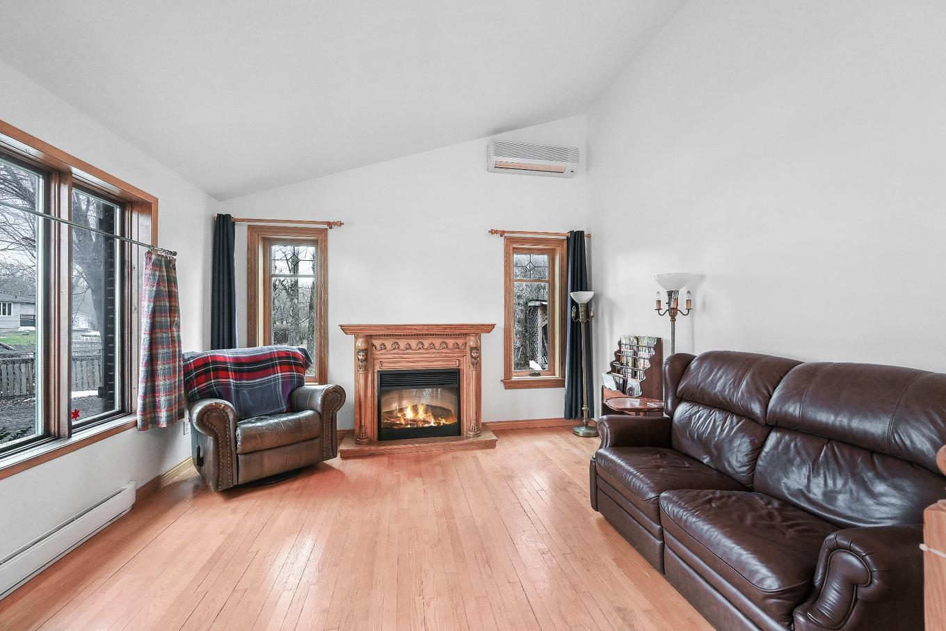Salon - 16 9E Avenue, Saint-Blaise-Sur-Richelieu, QC - Indoor Photo Showing Living Room With Fireplace