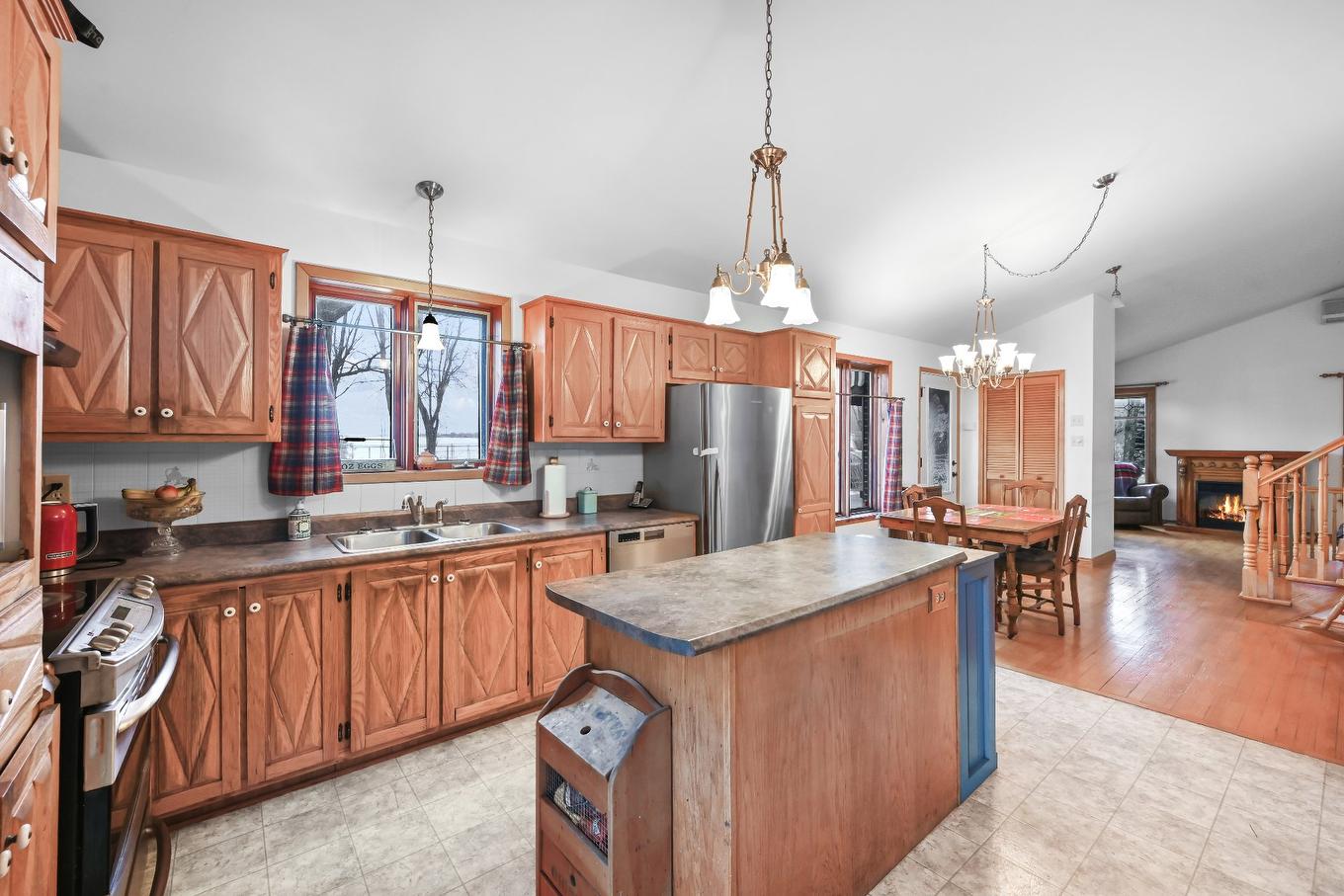 Cuisine - 16 9E Avenue, Saint-Blaise-Sur-Richelieu, QC - Indoor Photo Showing Kitchen With Double Sink