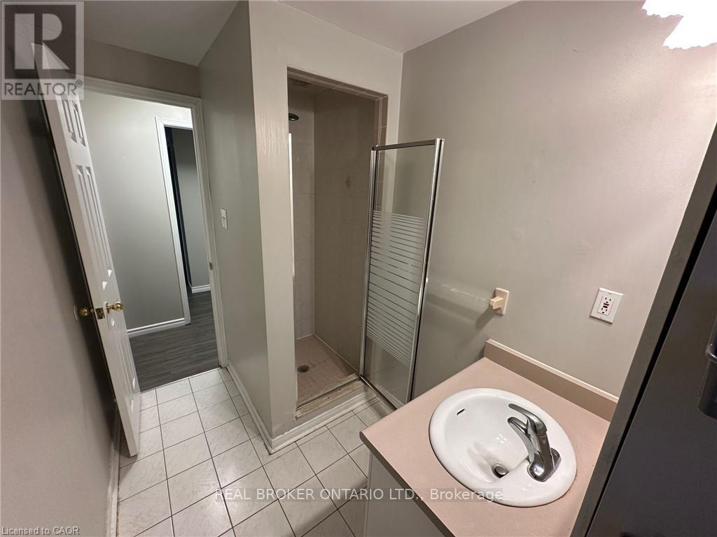 39 Sable Drive, Hamilton, ON - Indoor Photo Showing Bathroom