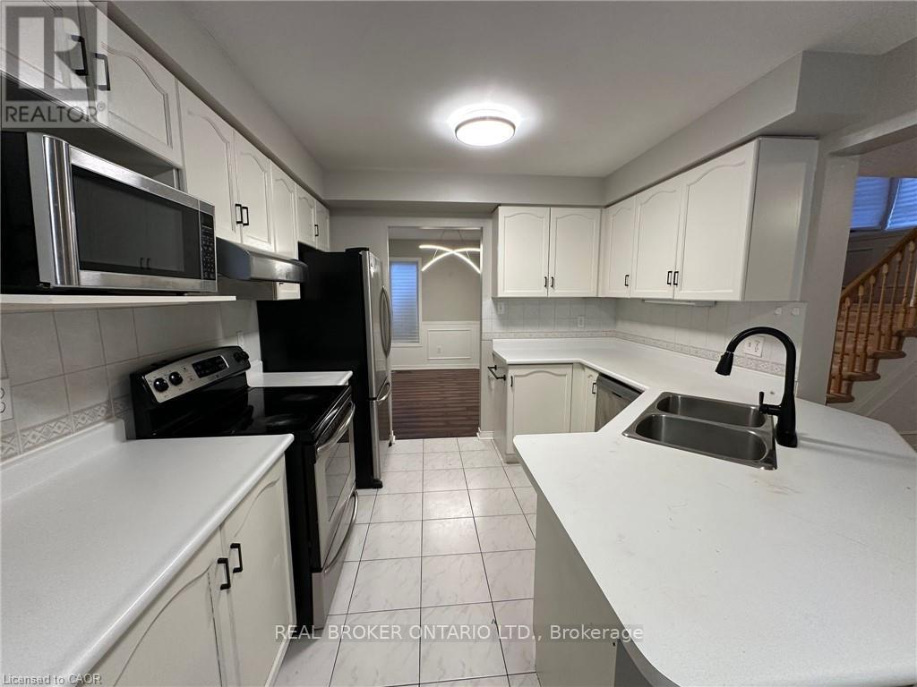39 Sable Drive, Hamilton, ON - Indoor Photo Showing Kitchen With Double Sink