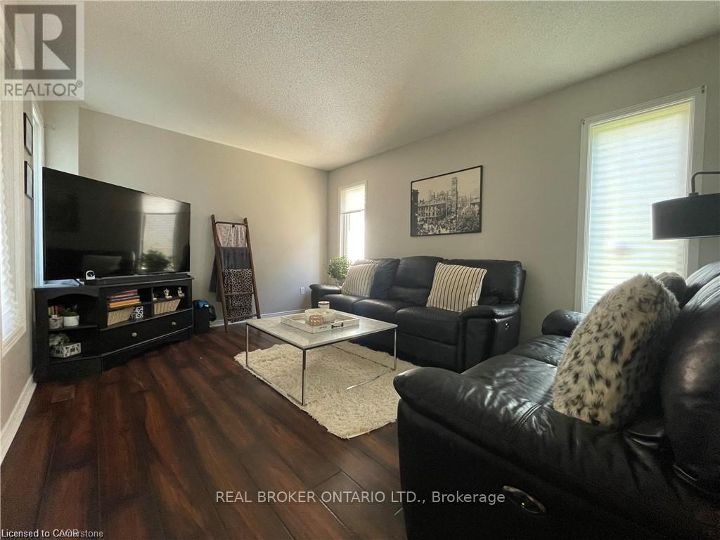 39 Sable Drive, Hamilton, ON - Indoor Photo Showing Living Room