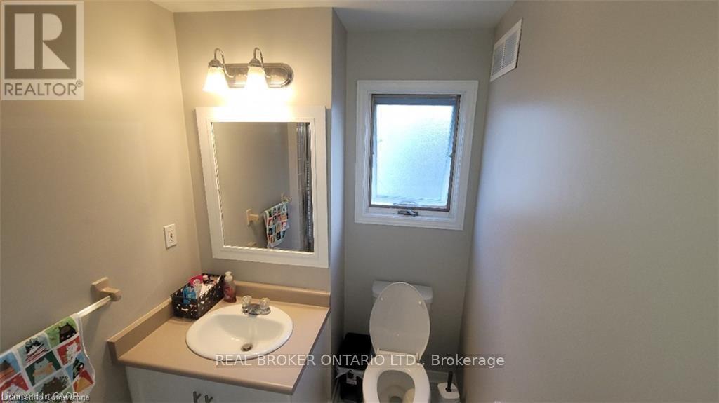 39 Sable Drive, Hamilton, ON - Indoor Photo Showing Bathroom