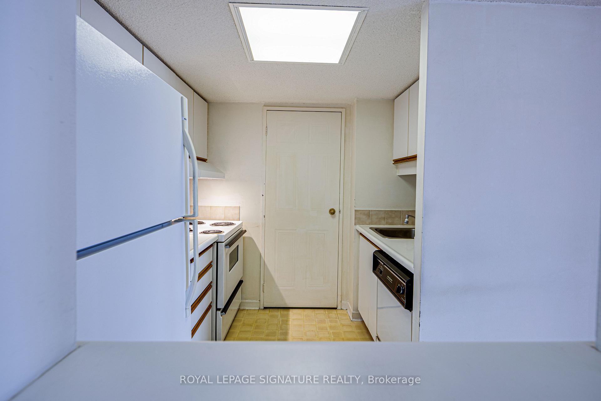 405-150 Alton Towers Circle, Toronto, ON - Indoor Photo Showing Kitchen