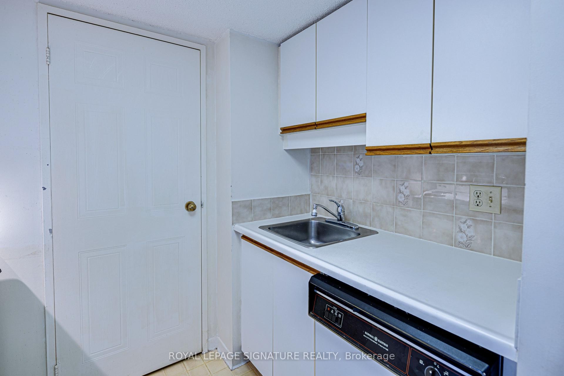 405-150 Alton Towers Circle, Toronto, ON - Indoor Photo Showing Kitchen