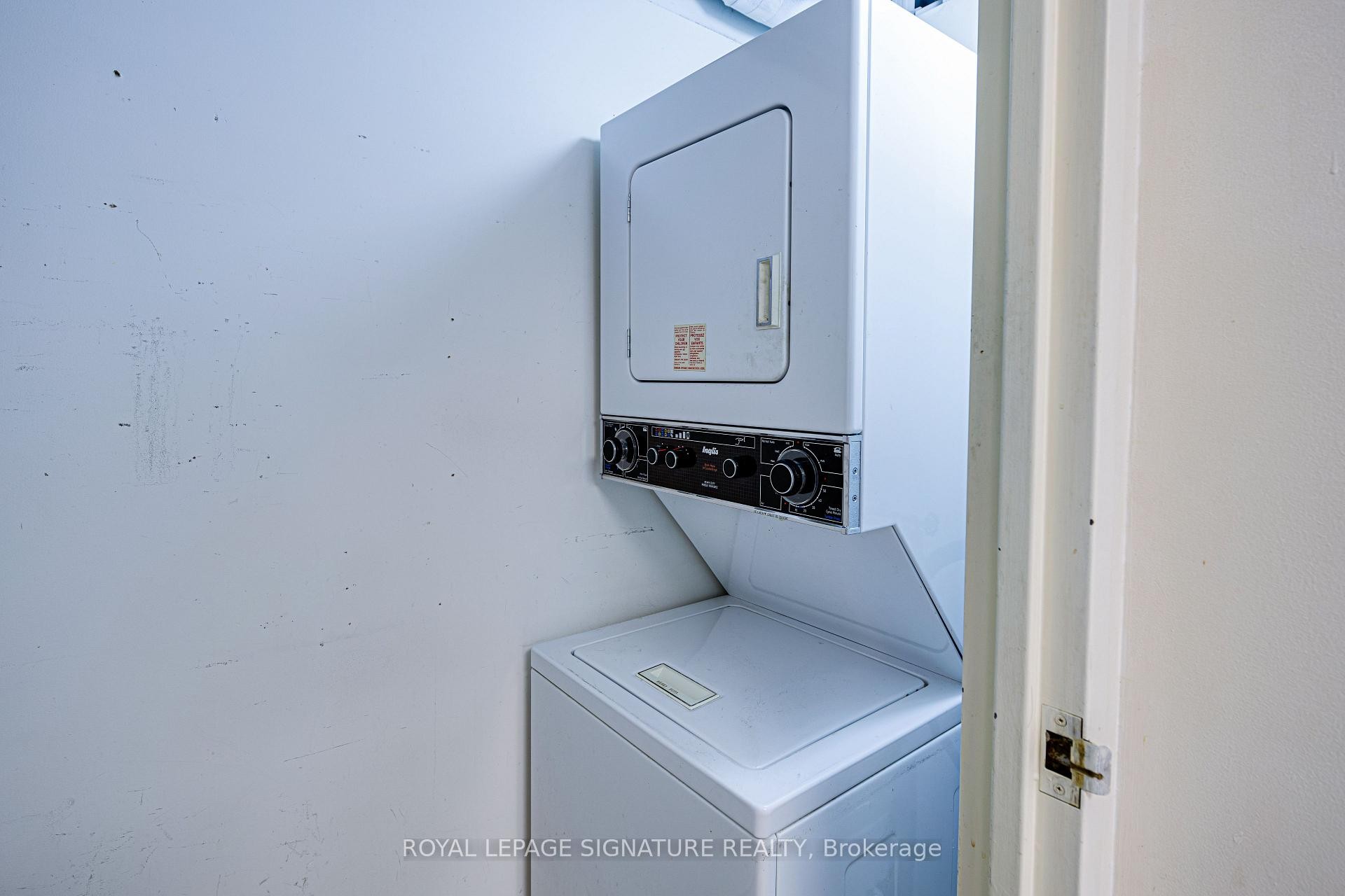 405-150 Alton Towers Circle, Toronto, ON - Indoor Photo Showing Laundry Room