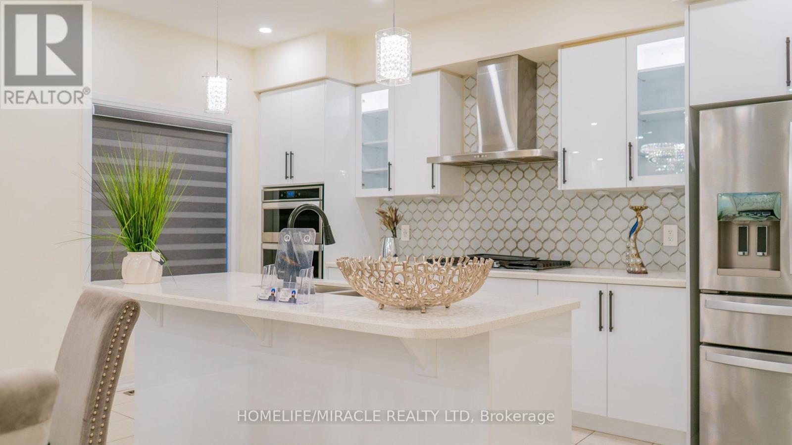 18 Brewis Street, Brant, ON - Indoor Photo Showing Kitchen With Upgraded Kitchen
