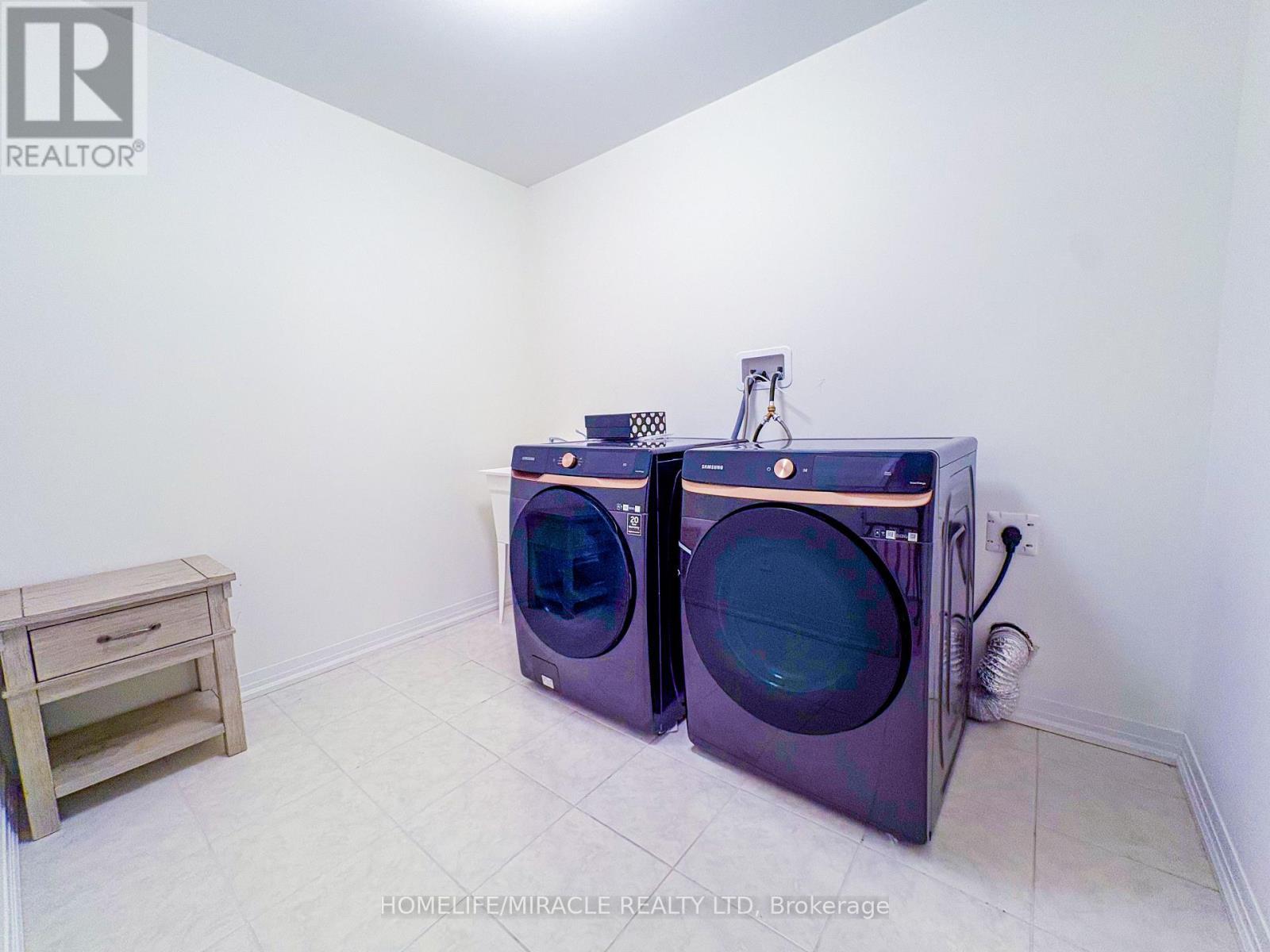 18 Brewis Street, Brant, ON - Indoor Photo Showing Laundry Room