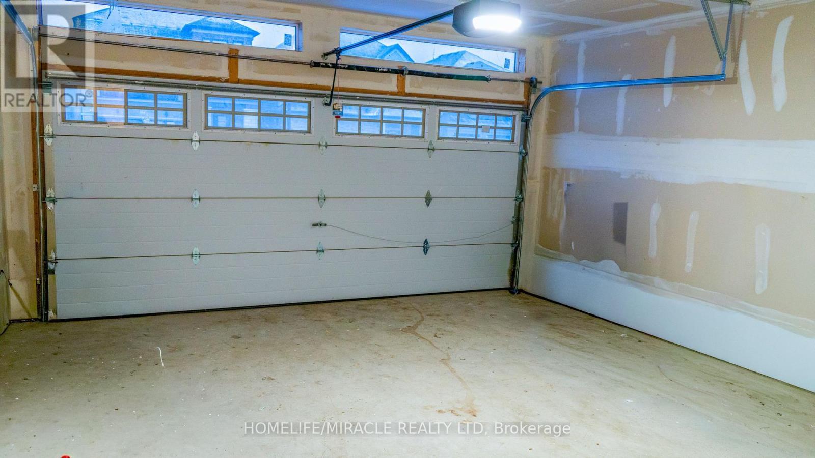 18 Brewis Street, Brant, ON - Indoor Photo Showing Garage