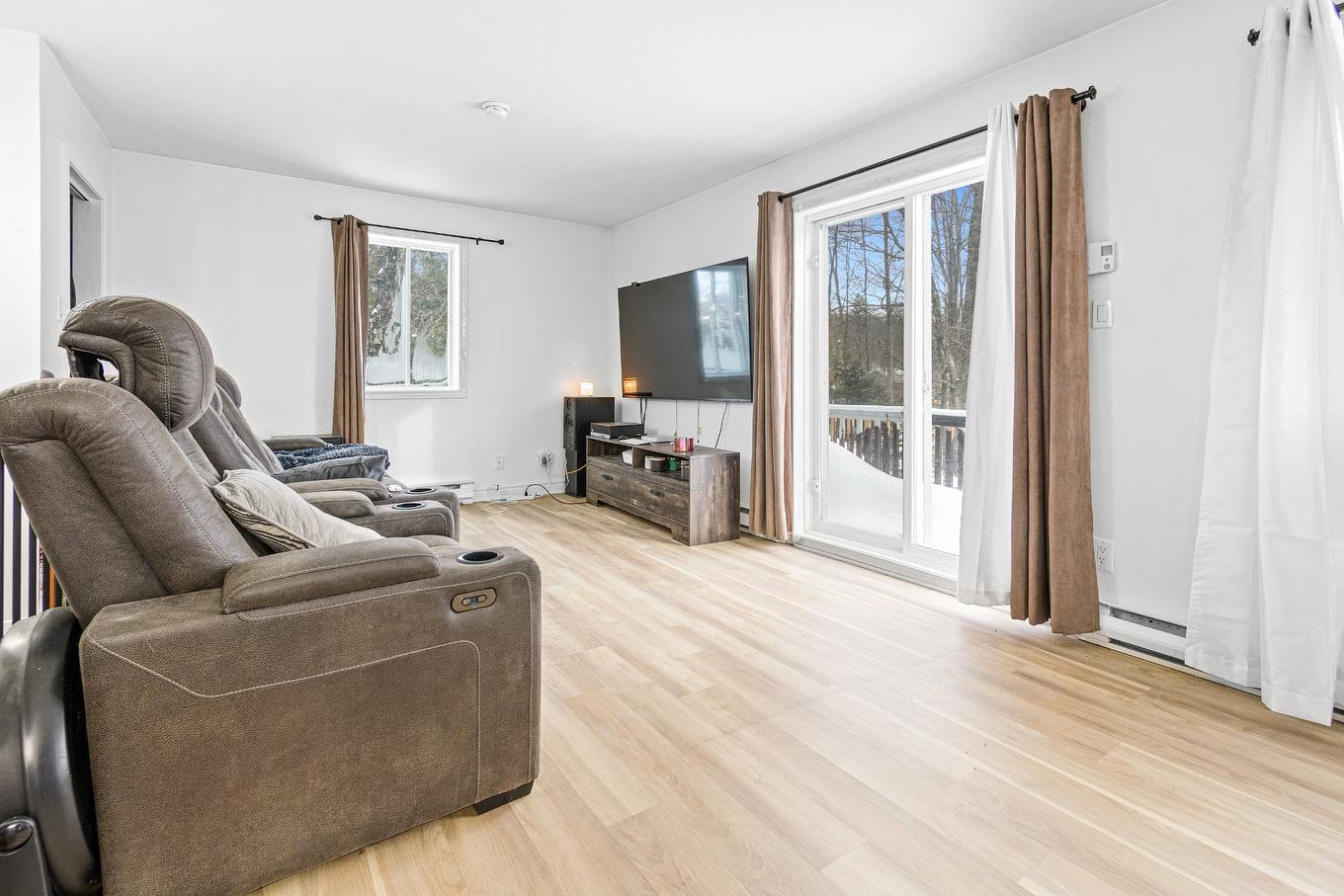 Living room - 1726 Ch. De La Baie-Du-Lac, Saint-Sauveur, QC - Indoor Photo Showing Living Room