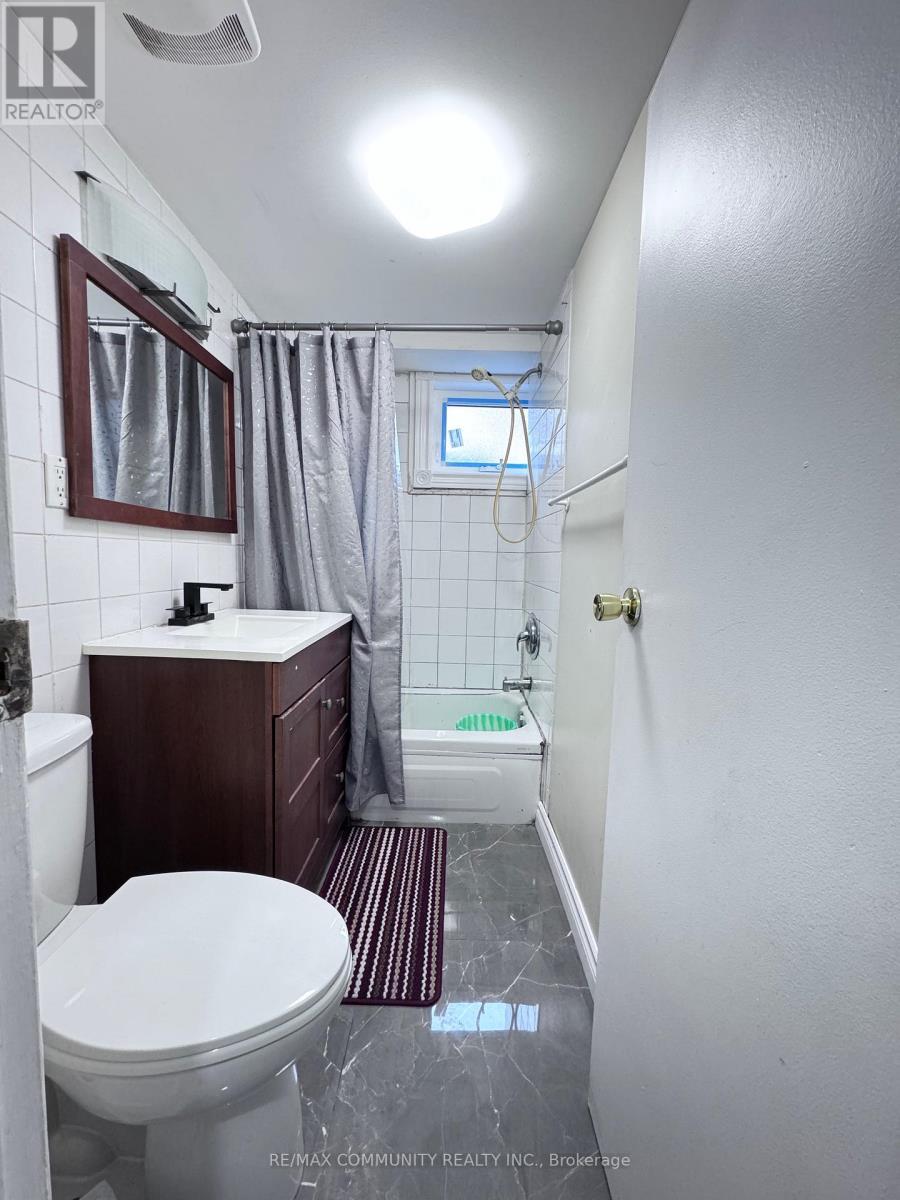 Bsmt - 10 Oakridge Drive, Toronto, ON - Indoor Photo Showing Bathroom