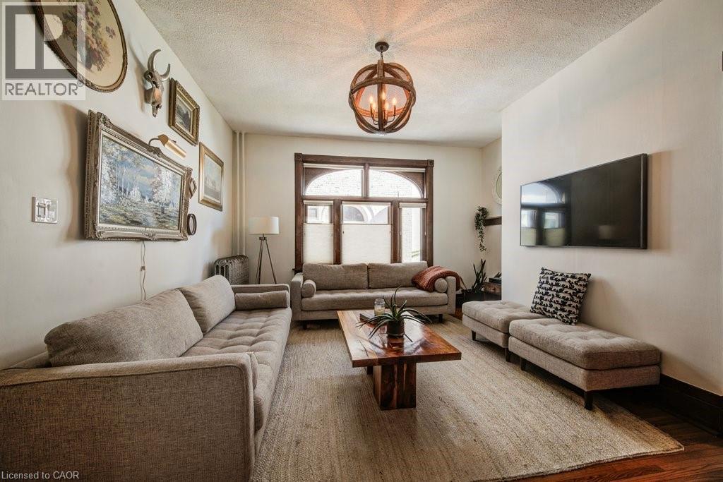 350 Queen Street S, Kitchener, ON - Indoor Photo Showing Living Room