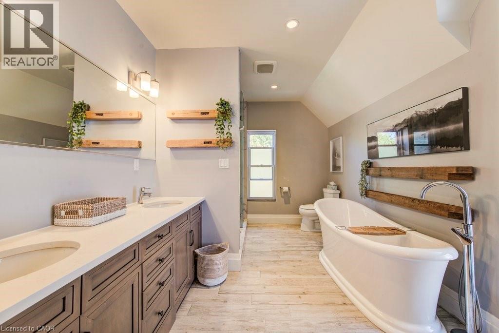 350 Queen Street S, Kitchener, ON - Indoor Photo Showing Bathroom