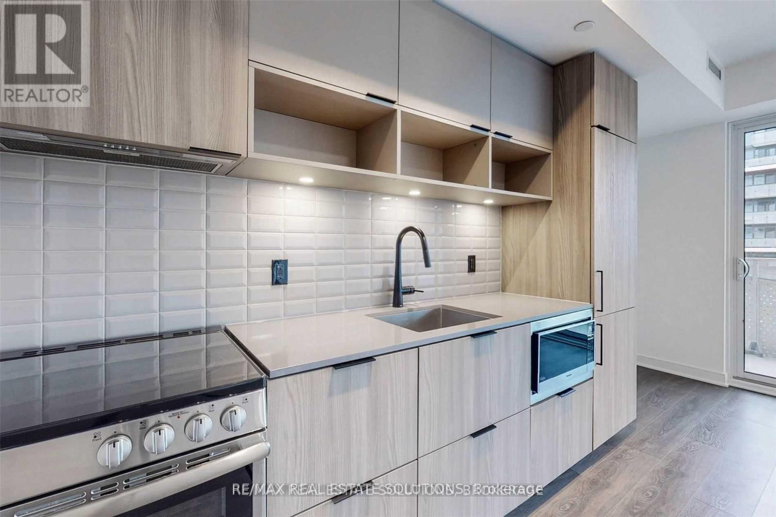 608 - 60 Tannery Road, Toronto, ON - Indoor Photo Showing Kitchen With Upgraded Kitchen