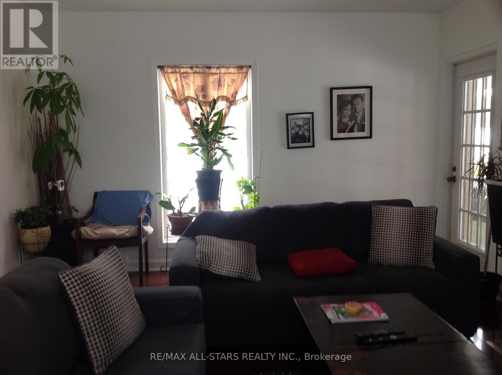 1 St James Place, Hamilton, ON - Indoor Photo Showing Living Room