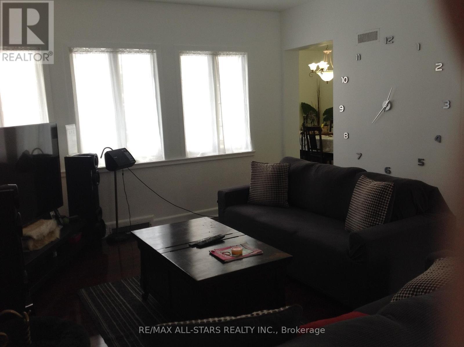 1 St James Place, Hamilton, ON - Indoor Photo Showing Living Room