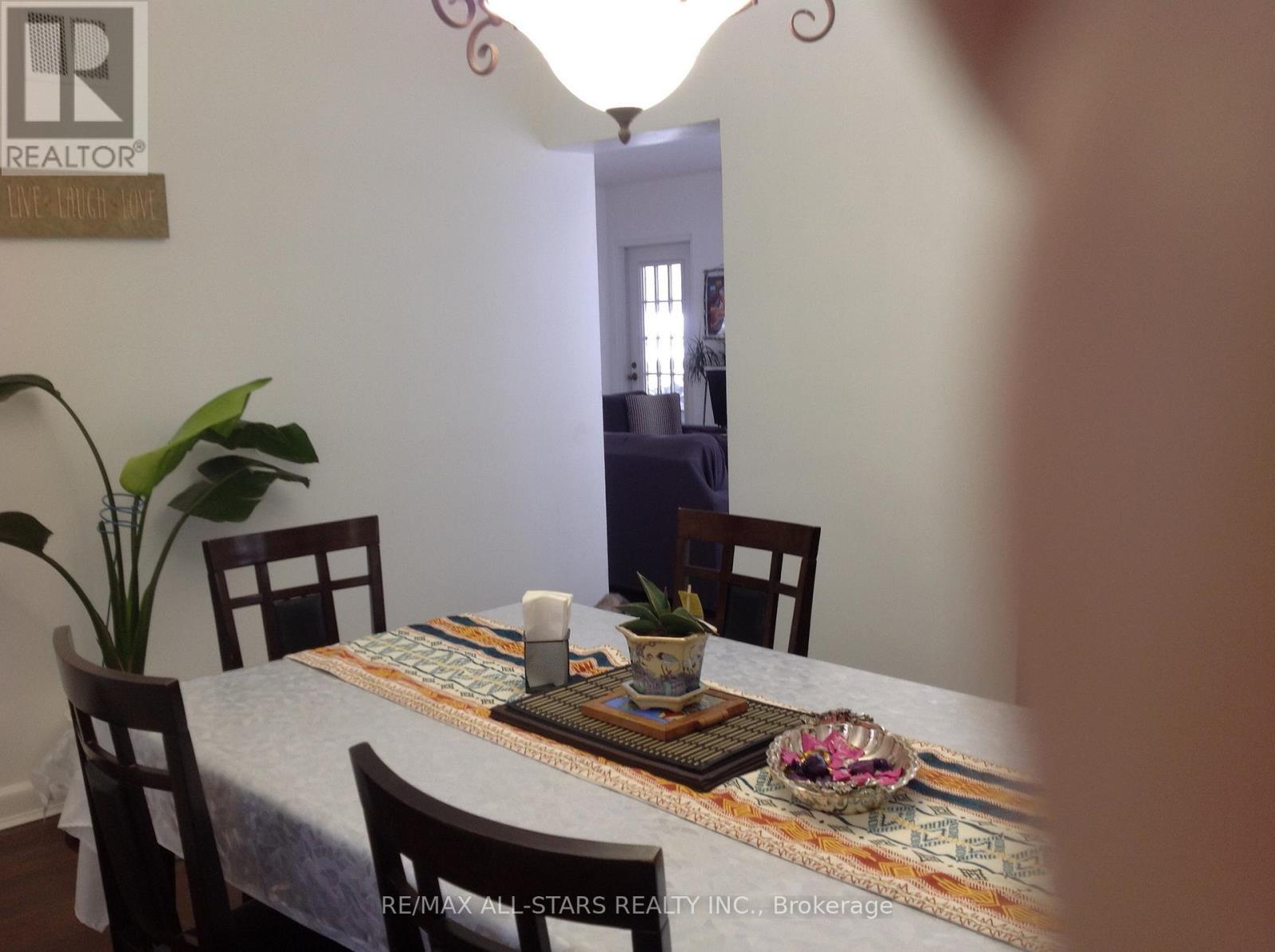 1 St James Place, Hamilton, ON - Indoor Photo Showing Dining Room