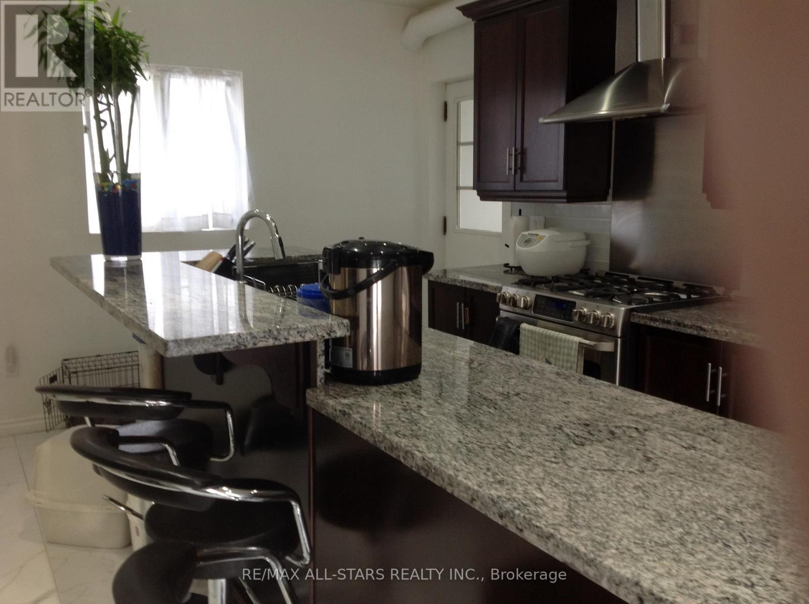 1 St James Place, Hamilton, ON - Indoor Photo Showing Kitchen