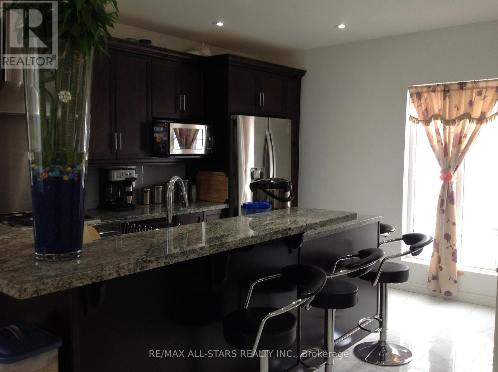 1 St James Place, Hamilton, ON - Indoor Photo Showing Kitchen