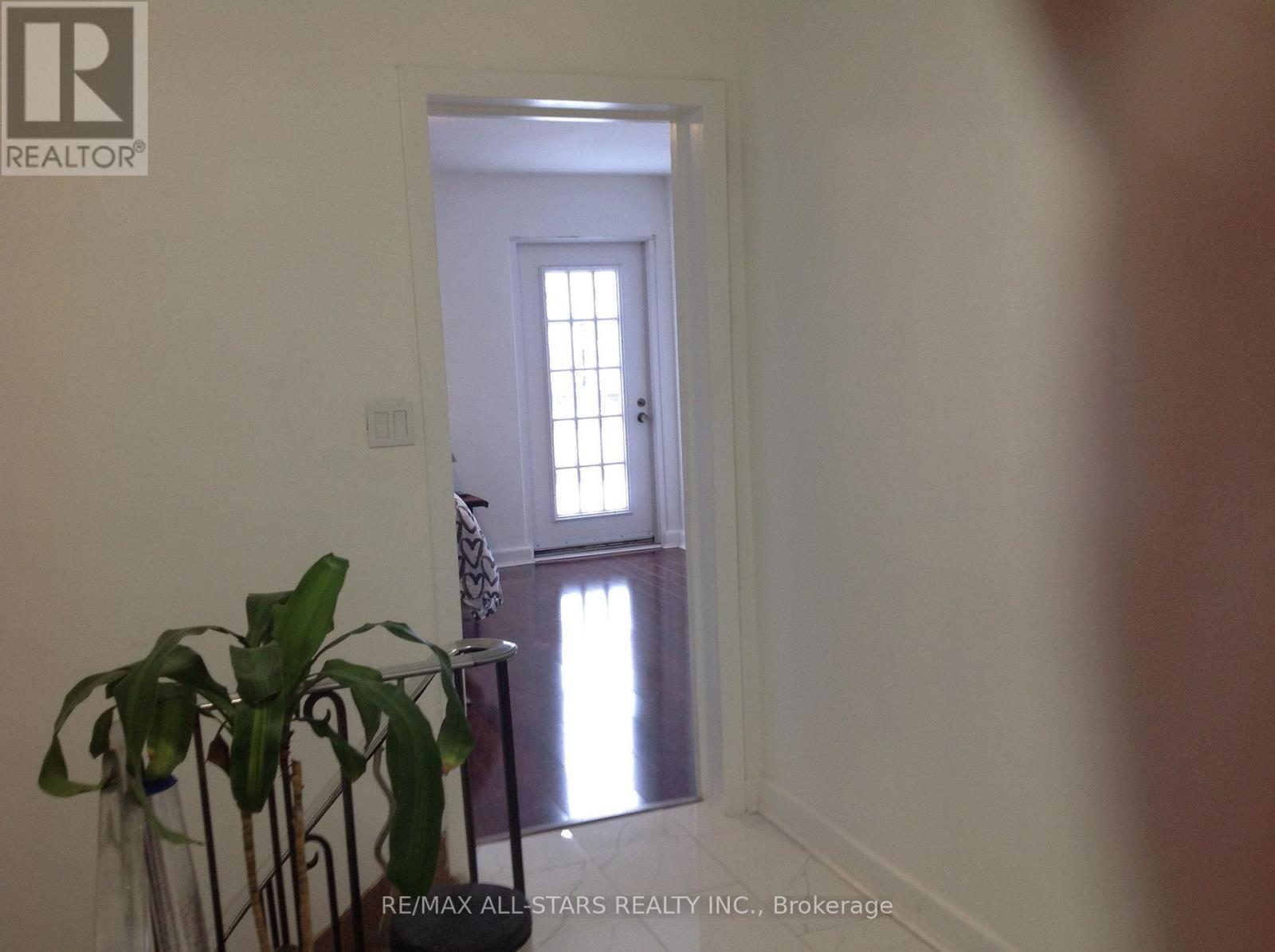 1 St James Place, Hamilton, ON - Indoor Photo Showing Other Room