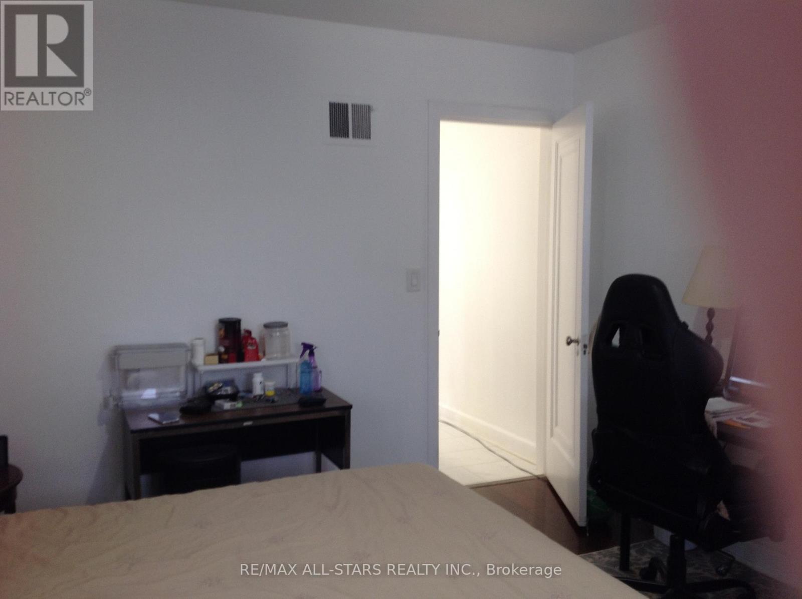 1 St James Place, Hamilton, ON - Indoor Photo Showing Bedroom