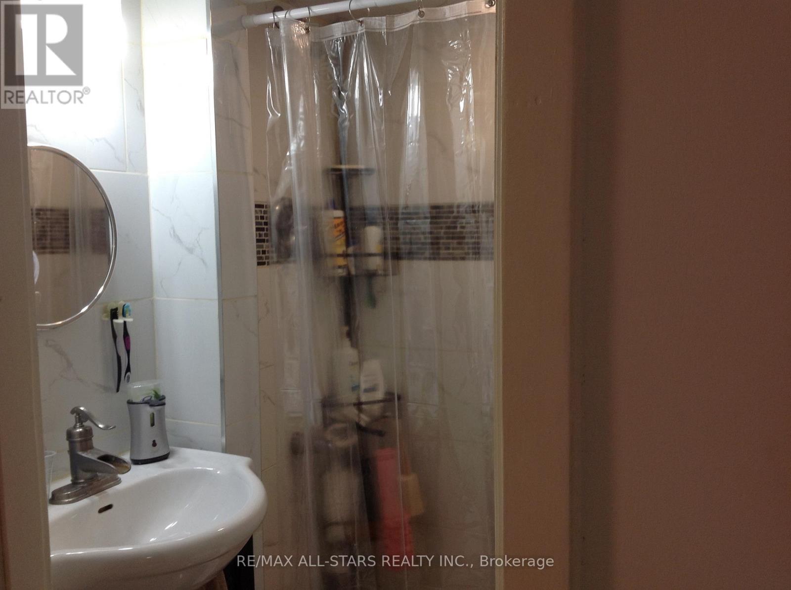 1 St James Place, Hamilton, ON - Indoor Photo Showing Bathroom