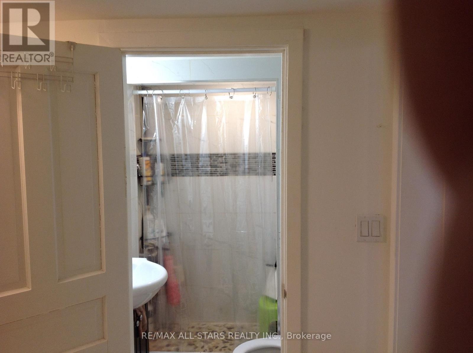 1 St James Place, Hamilton, ON - Indoor Photo Showing Bathroom