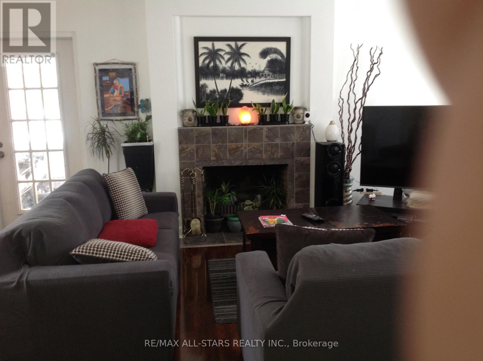 1 St James Place, Hamilton, ON - Indoor Photo Showing Living Room With Fireplace