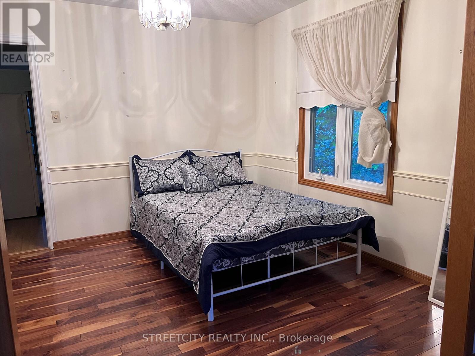 37 Jennifer Road, London North (North B), ON - Indoor Photo Showing Bedroom