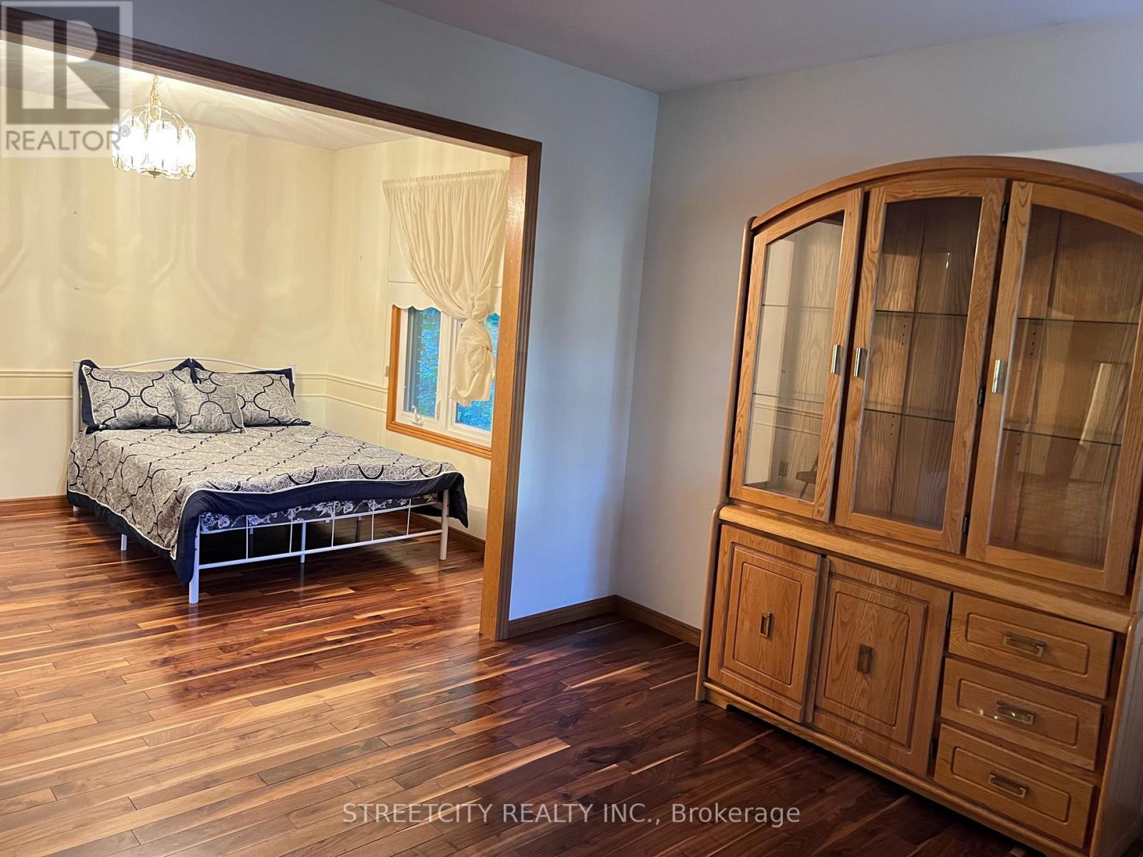 37 Jennifer Road, London North (North B), ON - Indoor Photo Showing Bedroom