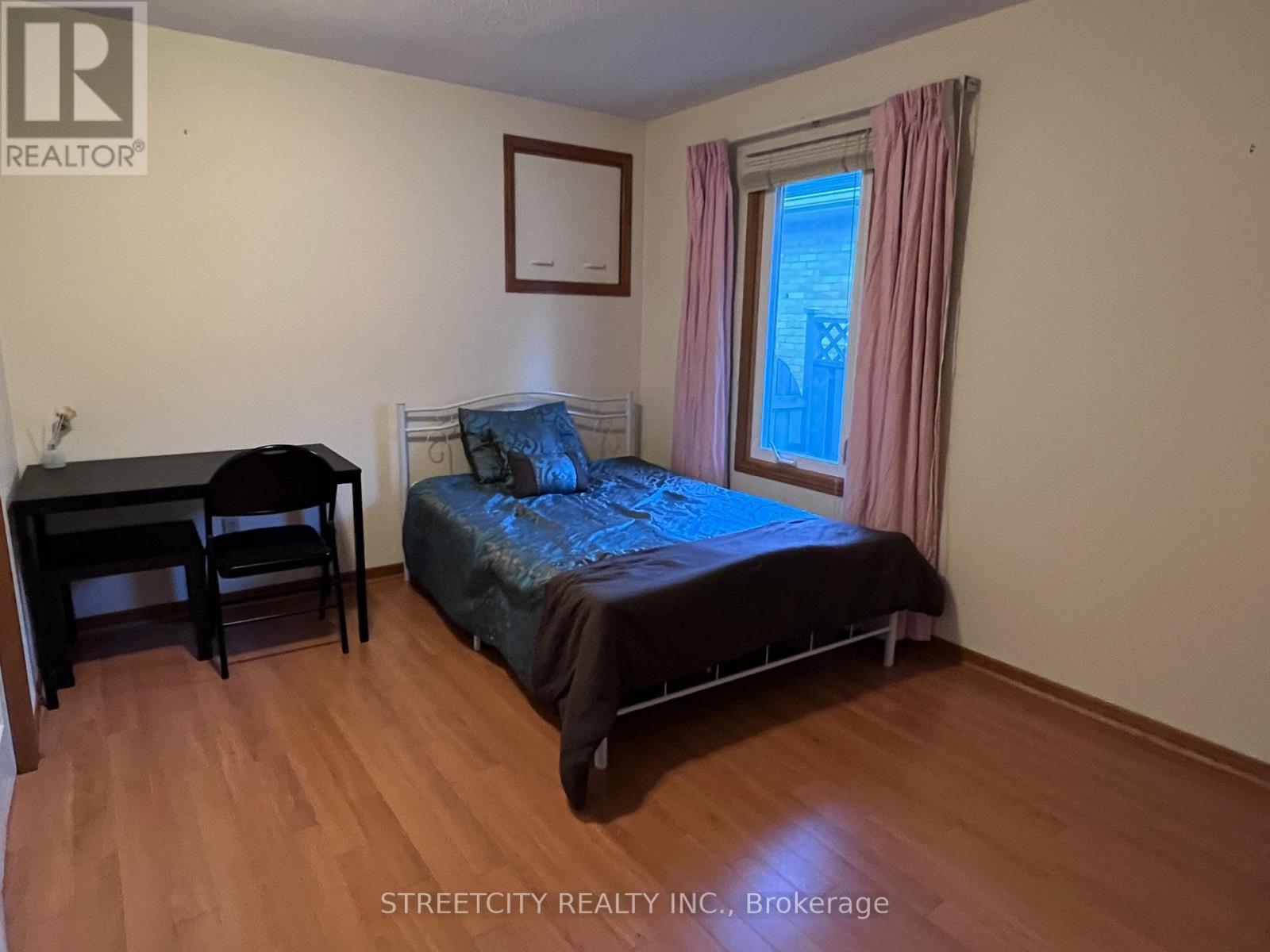 37 Jennifer Road, London North (North B), ON - Indoor Photo Showing Bedroom