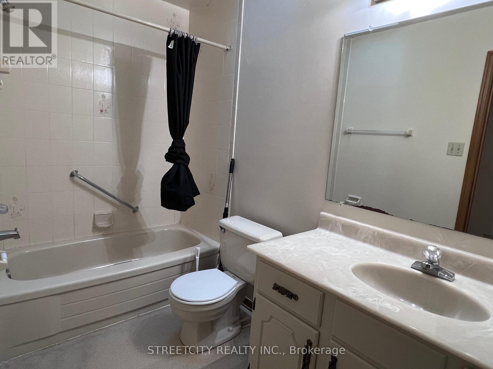 37 Jennifer Road, London North (North B), ON - Indoor Photo Showing Bathroom
