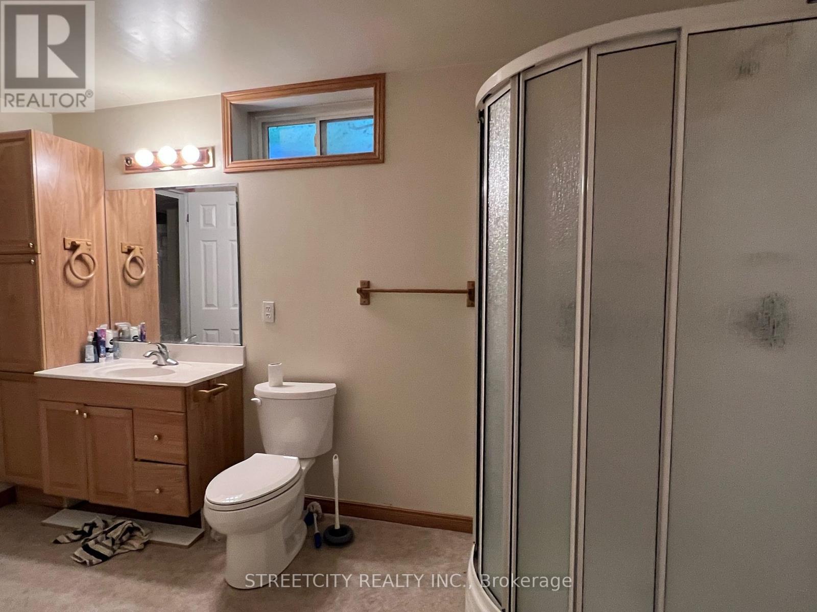37 Jennifer Road, London North (North B), ON - Indoor Photo Showing Bathroom