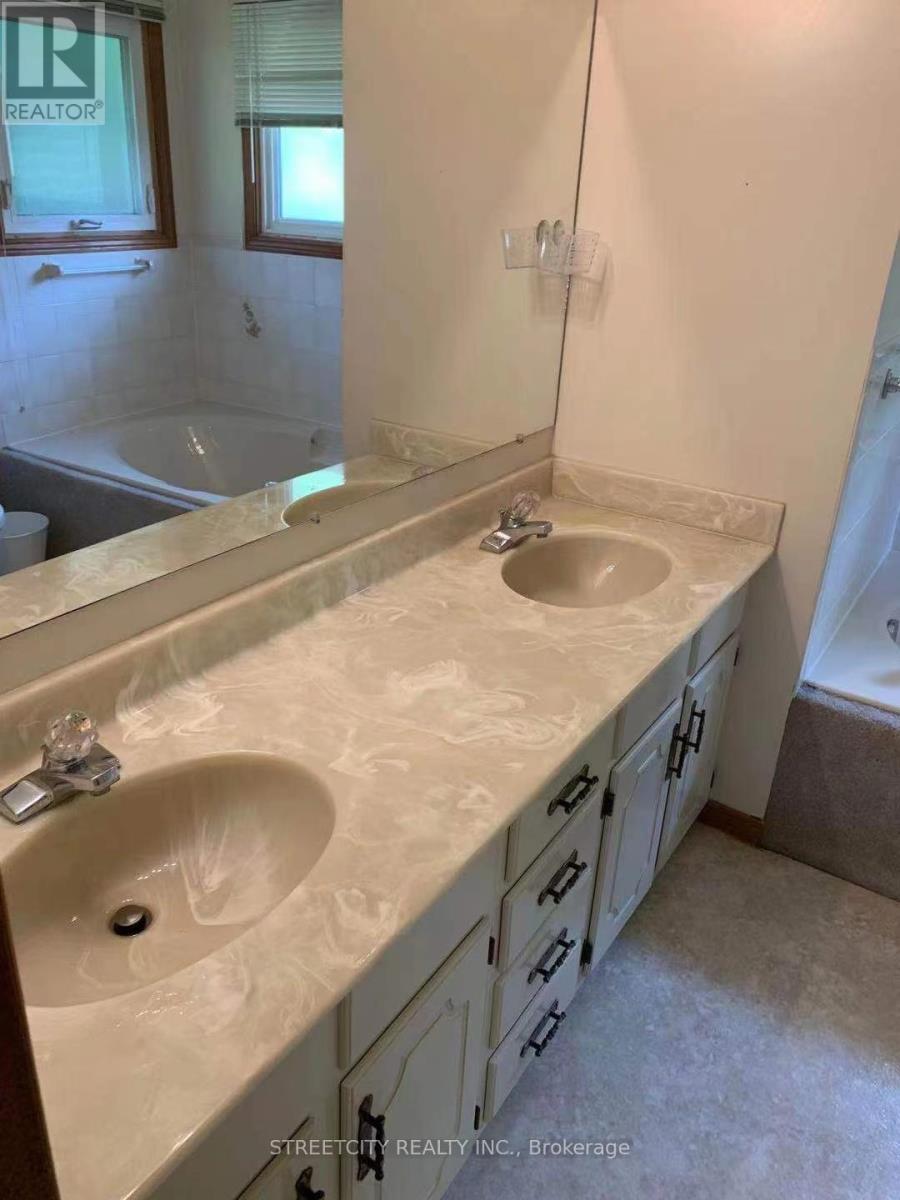 37 Jennifer Road, London North (North B), ON - Indoor Photo Showing Bathroom