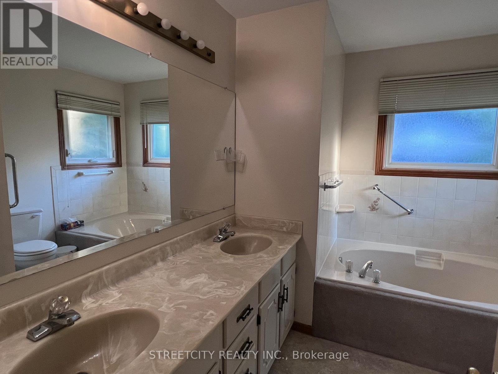 37 Jennifer Road, London North (North B), ON - Indoor Photo Showing Bathroom