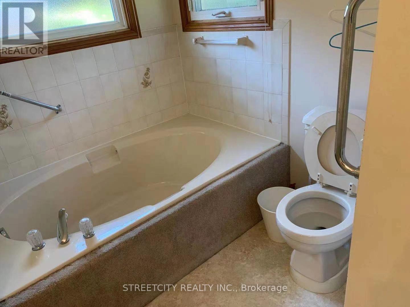 37 Jennifer Road, London North (North B), ON - Indoor Photo Showing Bathroom