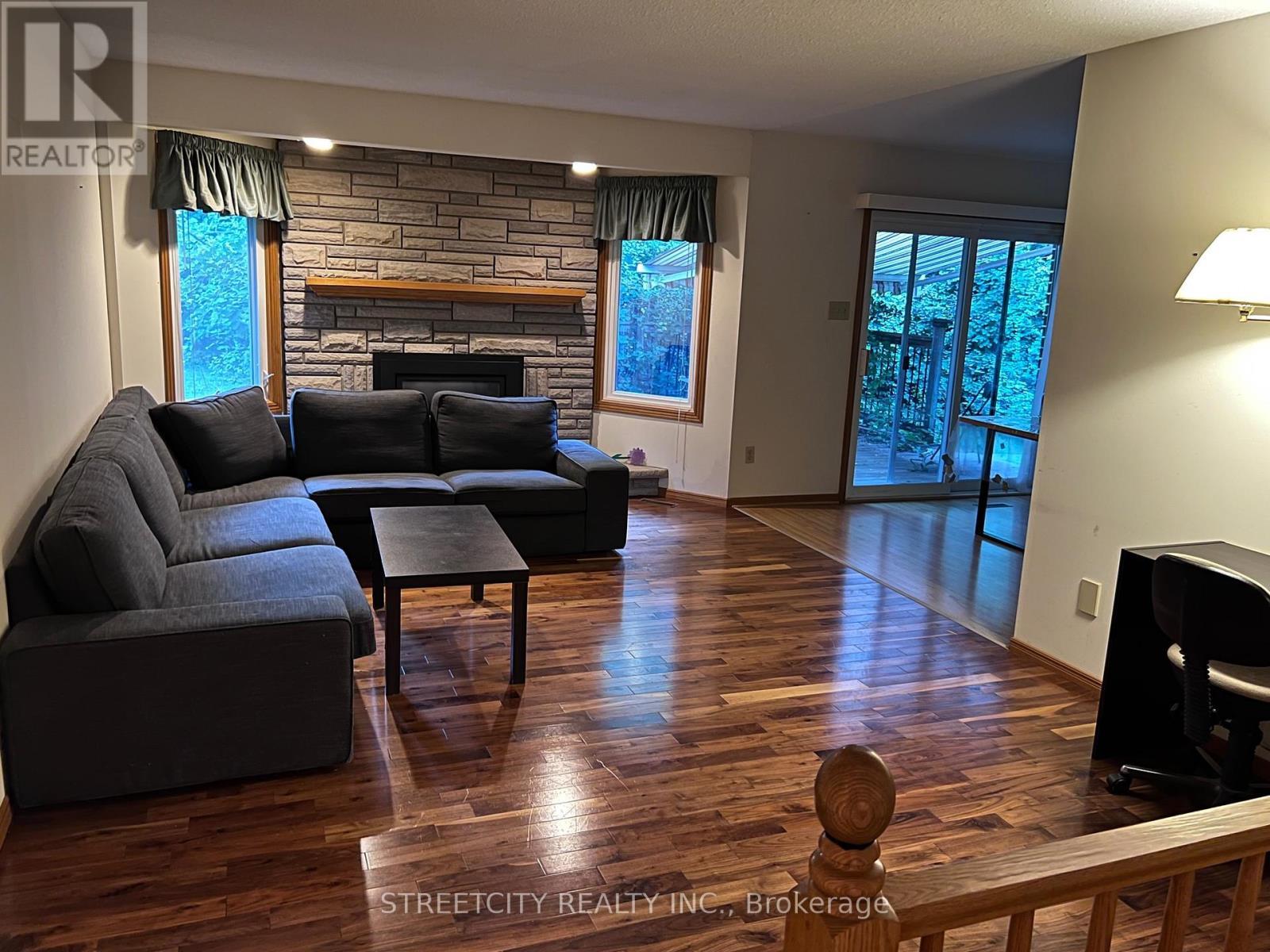 37 Jennifer Road, London North (North B), ON - Indoor Photo Showing Living Room With Fireplace